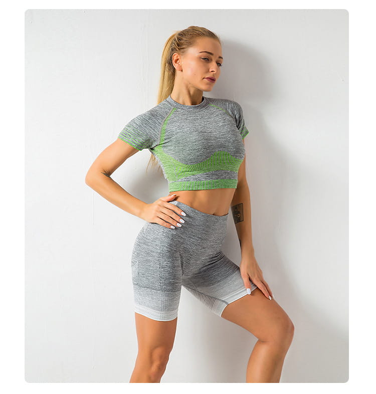 Women’s seamless yoga hip lifting workout set with gray and green gradient knit short sleeves and high-waisted shorts.