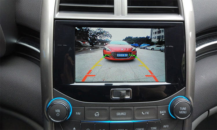 a red peugeot car is displayed on the 4.3 inch led rear view mirror screen with a reversing camera showing the front grille and license plate for enhanced rear view visibility