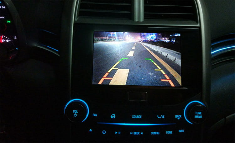 the 4.3 inch led rear view mirror displays a rearview camera feed with illuminated lane guidance lines on its central touchscreen.