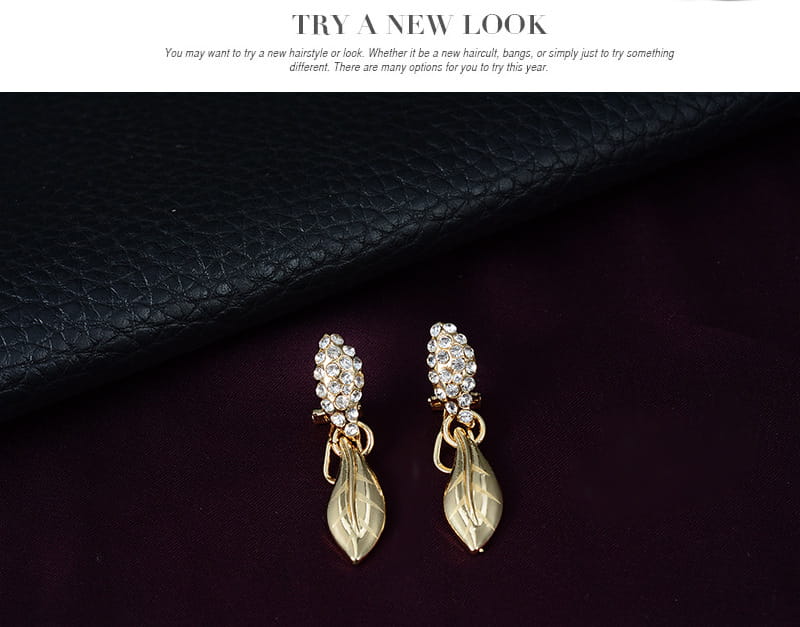 gold leaf-shaped earrings adorned with sparkling clear crystals in a gold leaf crystal bridal wedding jewelry set perfect for bridal wedding occasions.