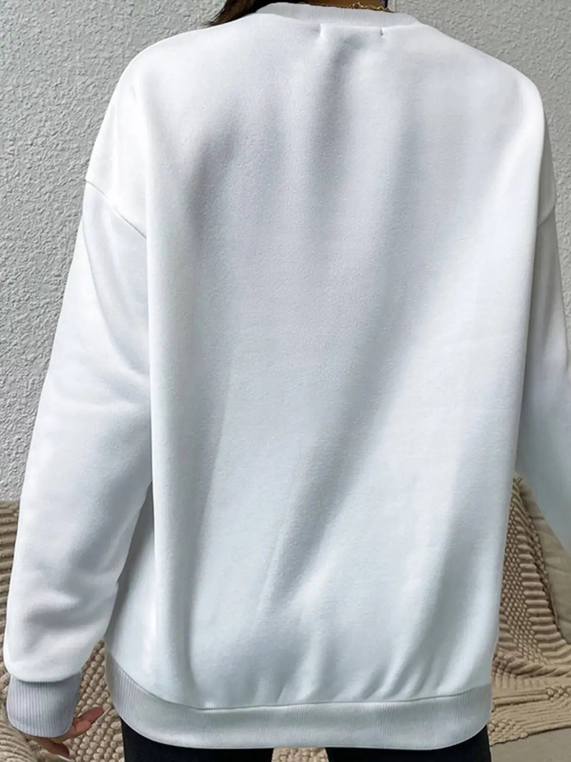 White glitter lips pocketed long sleeve sweatshirt in an oversized fit made of soft smooth fabric with ribbed cuffs and hem.