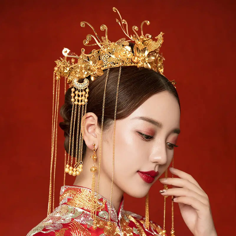 Antique gold filigree bridal hair crown featuring intricate floral and phoenix designs with dangling chains adorned with pearl-like beads, a luxurious hair accessories antique for elegant occasions.