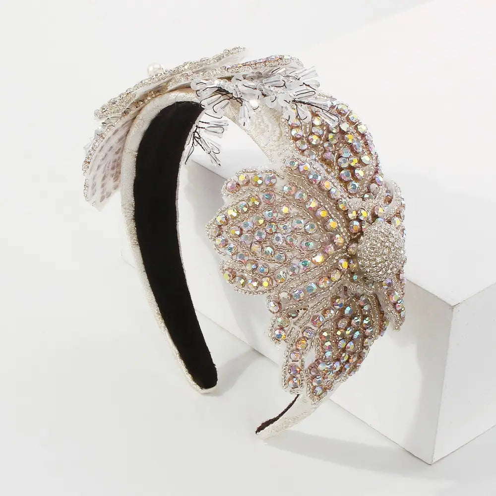 a sparkling silver vintage crystal floral temperament hair accessory featuring intricate rhinestone embellishments and delicate feather-like details, ideal for exaggerated temperament hair styling.