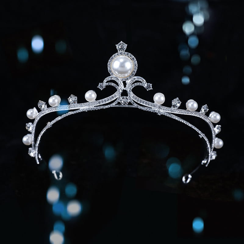 Elegant silver bridal crown baroque adorned with sparkling crystals and lustrous white crown baroque pearls for bridal use.