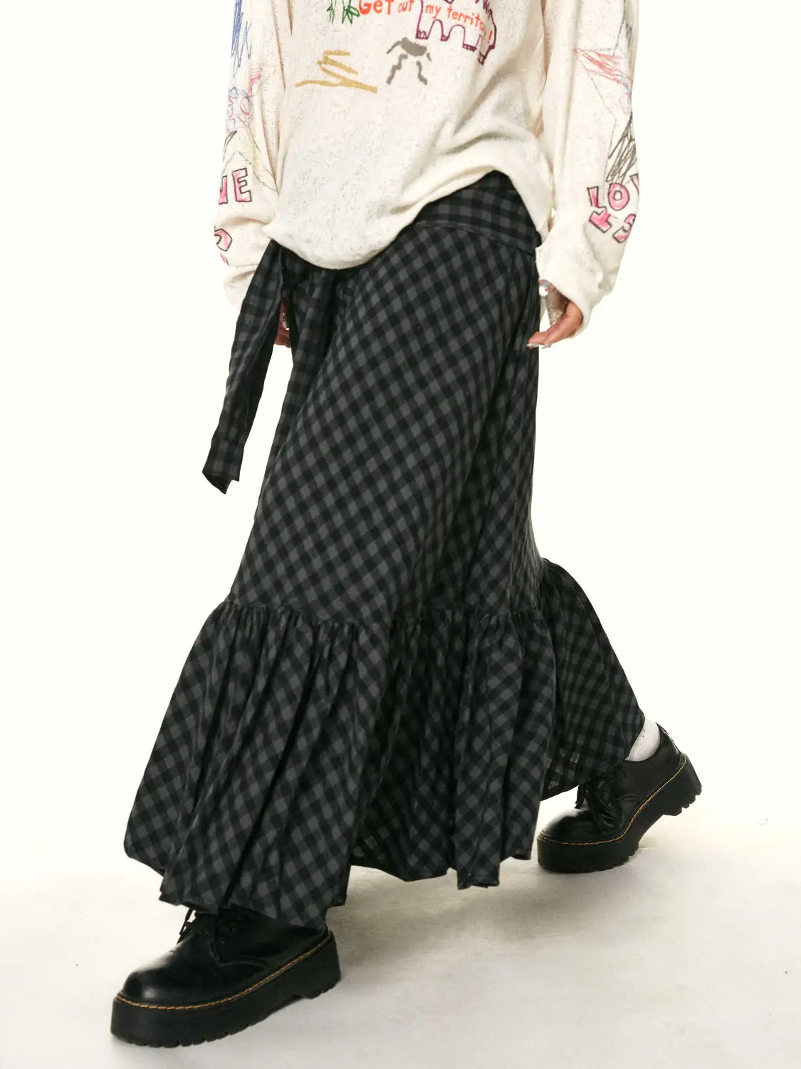 Black and gray checkered tiered retro easy matching fishtail skirt with easy matching ruffled hem.