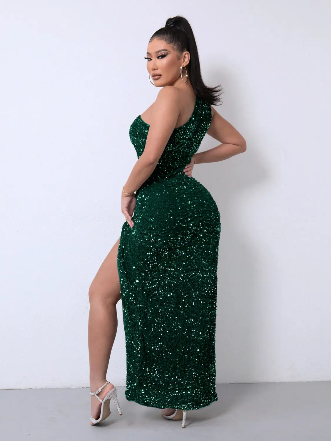 emerald green sequined foreign trade sleeveless one-shoulder slash neck floor-length gown with a high slit featuring slash neck sequins design