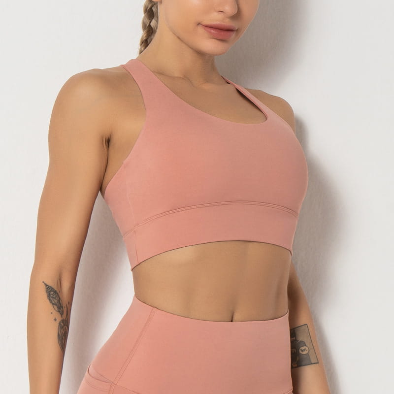 A soft pink seamless women’s shockproof running sports bra with a racerback design and form-fitting construction suitable for shockproof running yoga.
