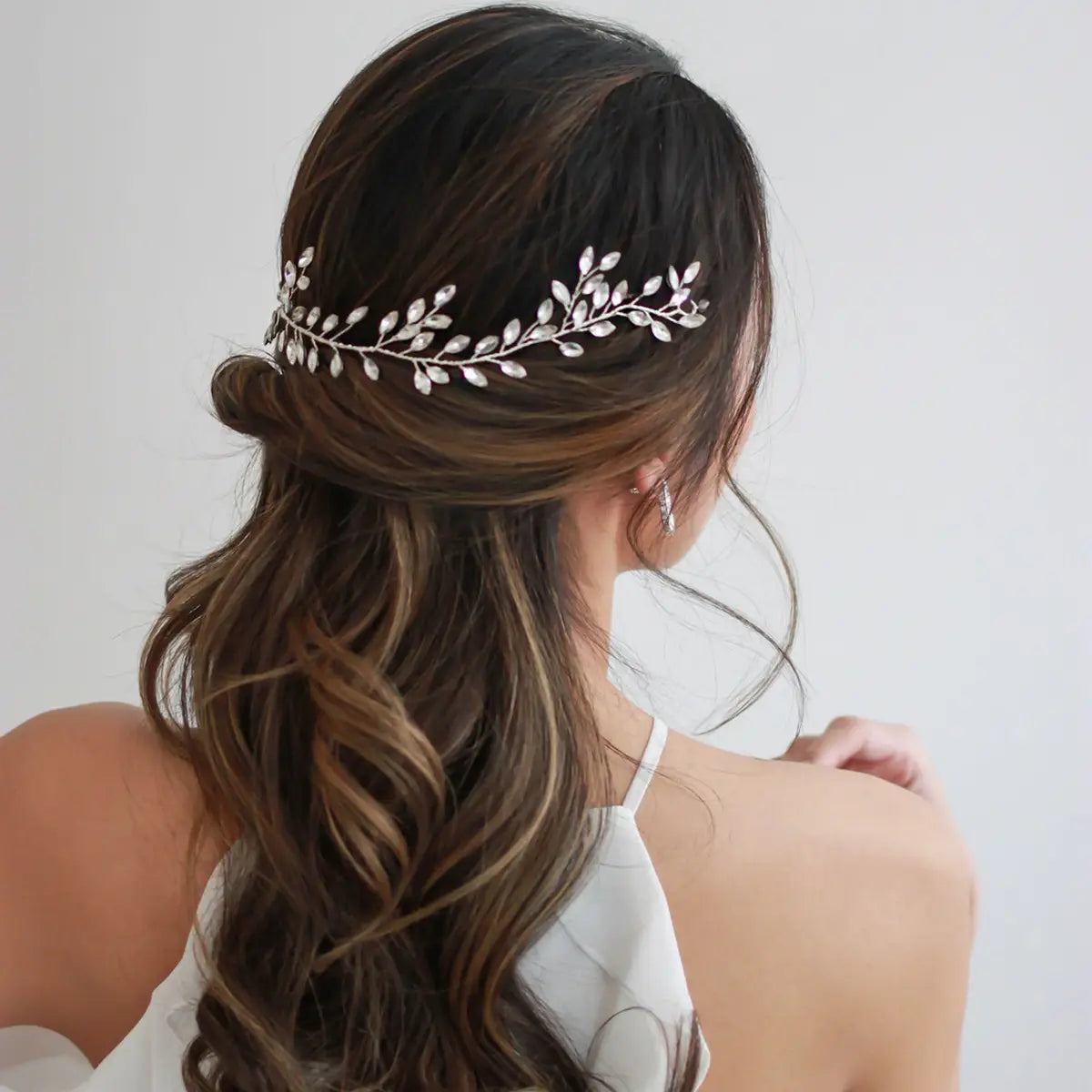 Silver leaf-shaped hair vine adorned with clear crystals featuring horse eye silver flexible chain for wedding hair accessory use.