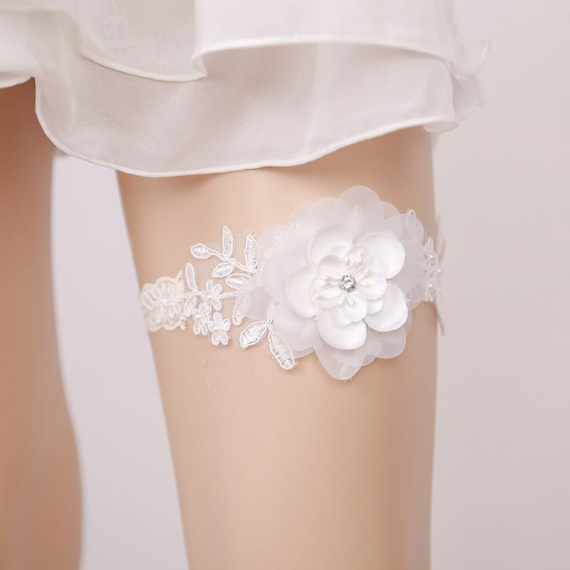 white lace floral wedding supplies elastic leg ring featuring a delicate floral appliqué and a sparkling rhinestone center for elegant bridal wear