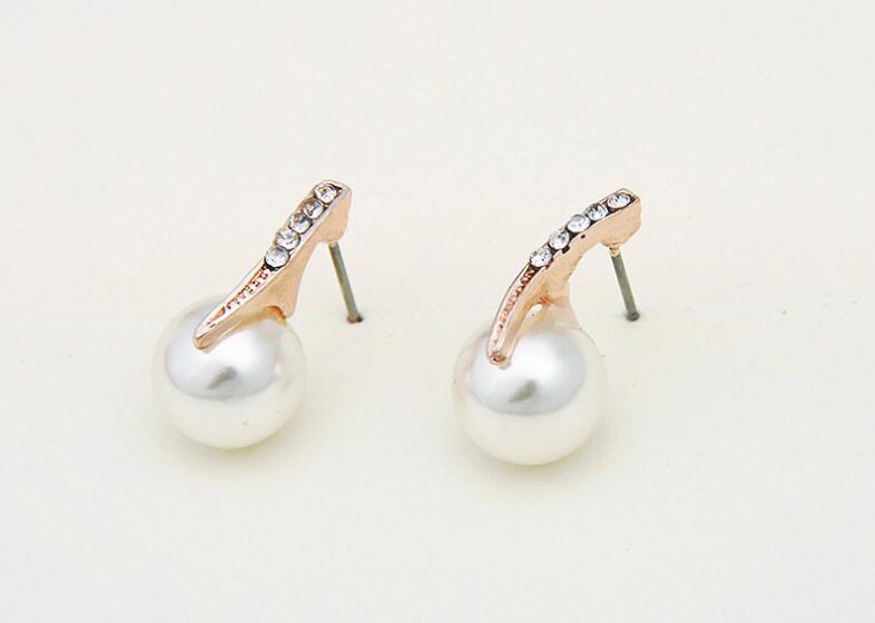 rose gold bride rhinestone pearl high-heeled shoe earrings adorned with clear crystals and a white pearl base, part of a rhinestone pearl earrings necklace set.