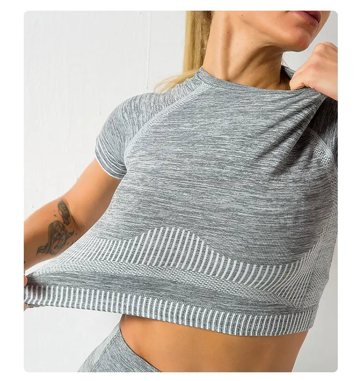 Gray heathered short-sleeved crop top with a white striped wave pattern designed for women’s seamless yoga hip lifting workout set.
