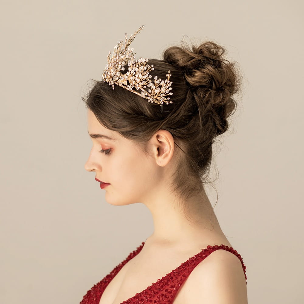 A gold-toned delicate bridal headwear featuring intricate leaf-like designs and sparkling rice beads rhinestone embellishments.