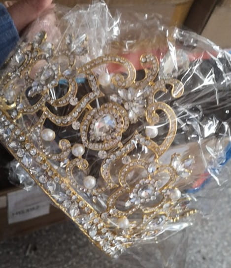 Gold-colored crystal crown catwalk silver tiara adorned with sparkling rhinestones and white pearls.