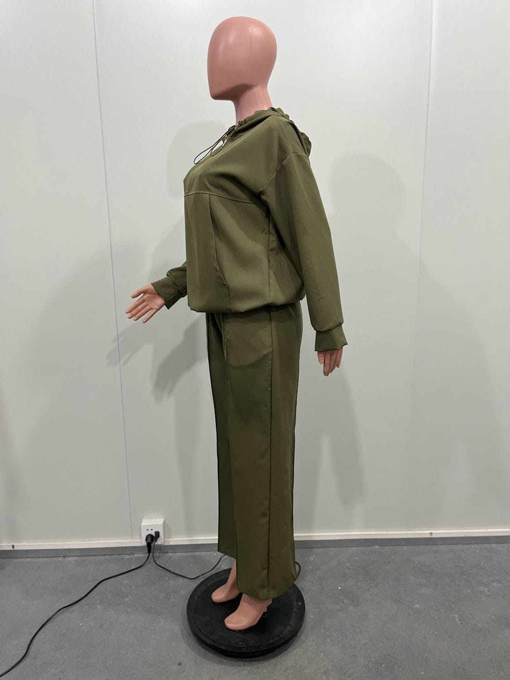 olive green solid color loose hooded sweatshirt and matching wide-leg pants set made of comfortable fabric ideal for casual wear
