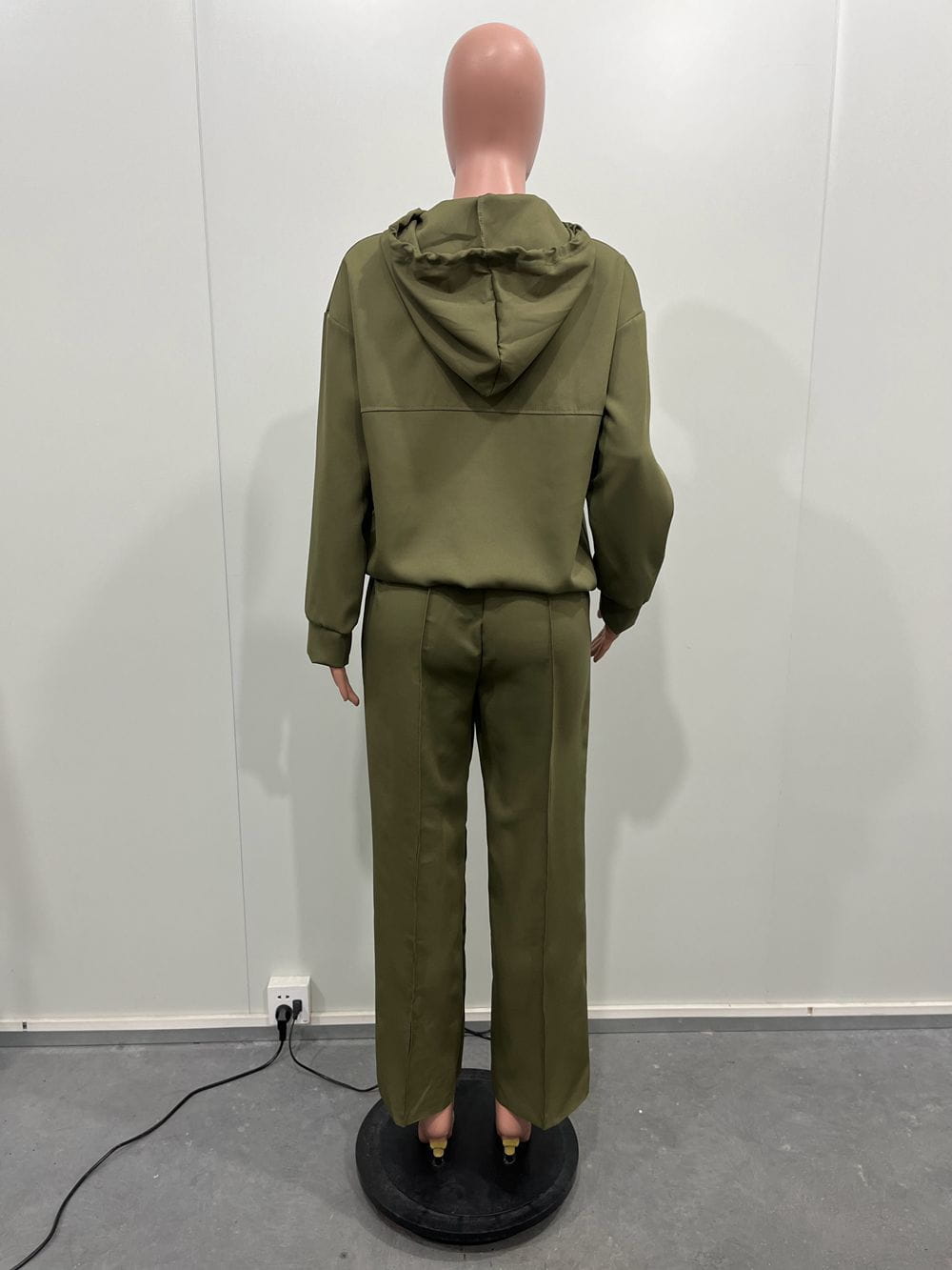 olive green solid color loose hooded sweatshirt and matching wide-leg trousers set made of comfortable fabric for casual wear