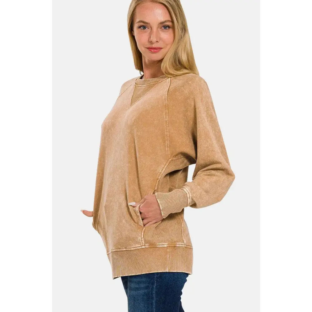 Beige pocketed round neck sweatshirt with oversized fit ribbed cuffs hem and front pockets in soft fabric
