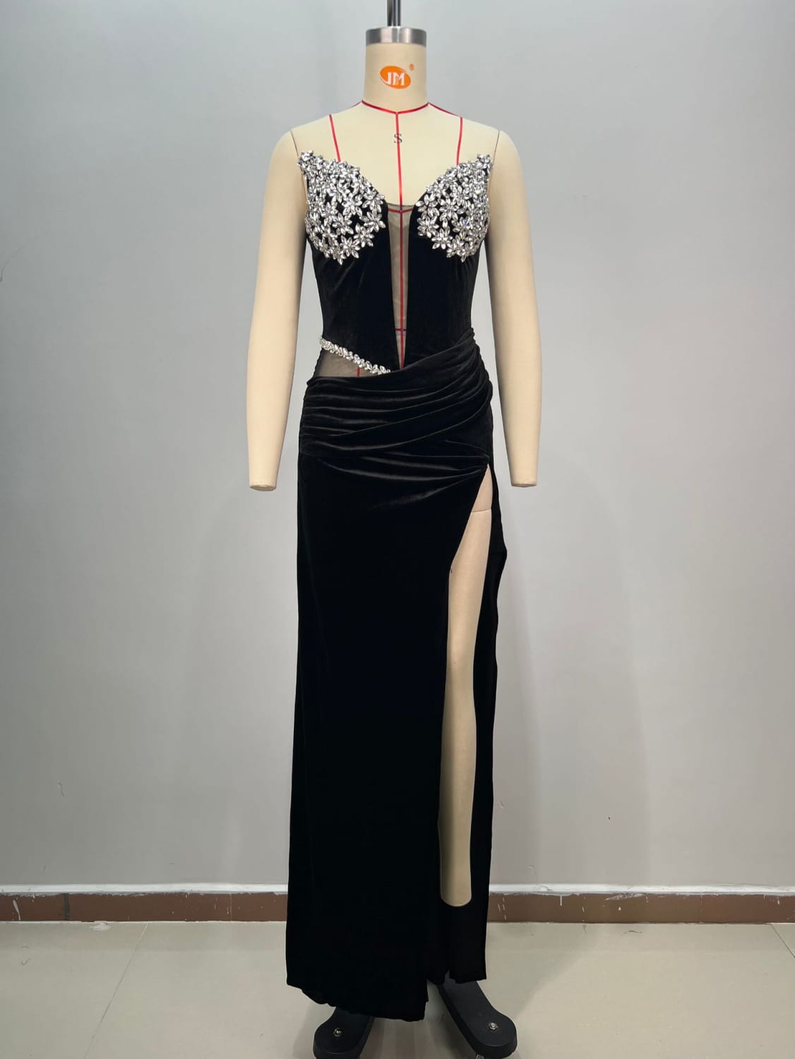 Black bandeau hot drilling long dress in black velvet featuring silver beaded embellishments on the bust and a high slit.