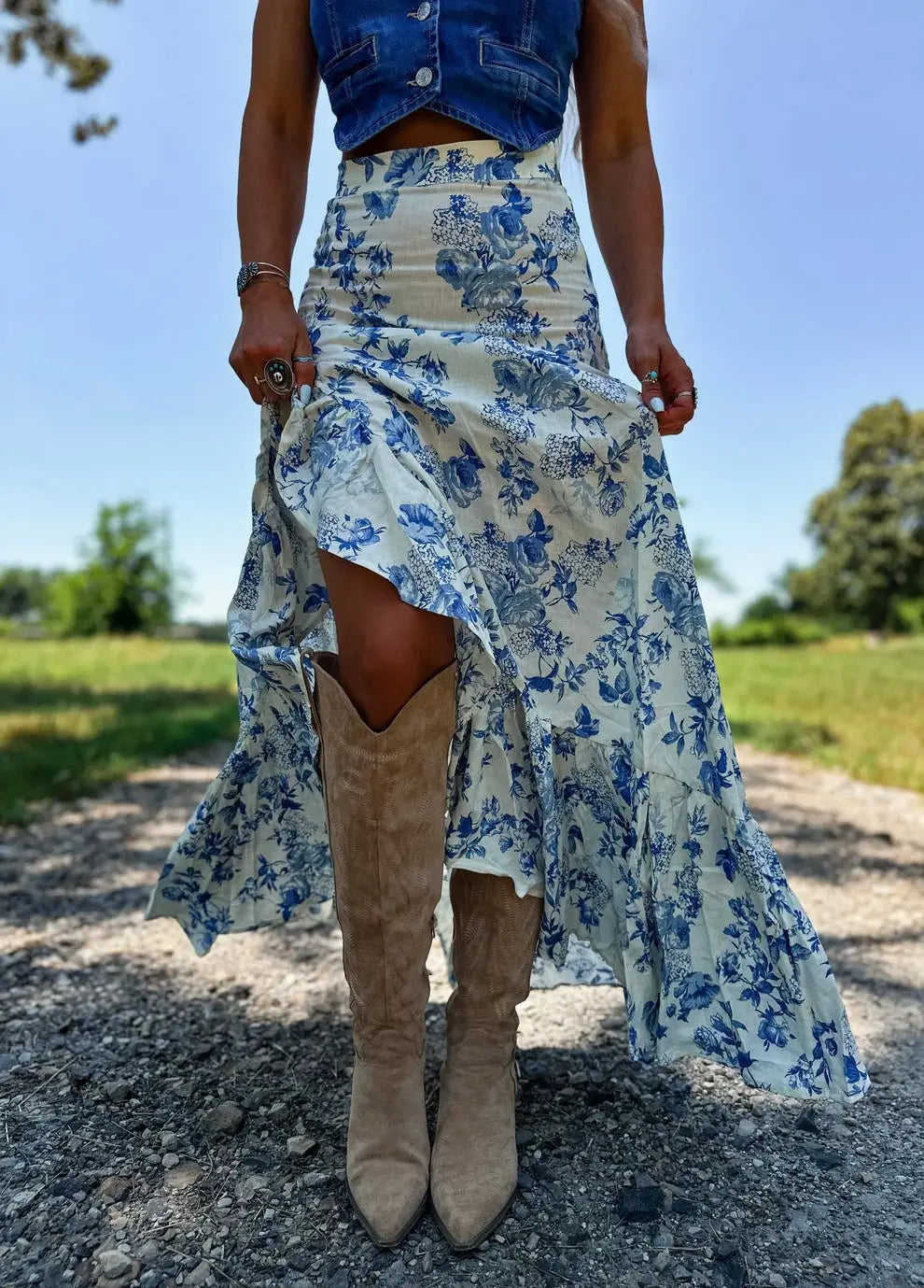 A flowing blue and white floral skirt made of lightweight fabric featuring split print pleating and a pleating big hem design.