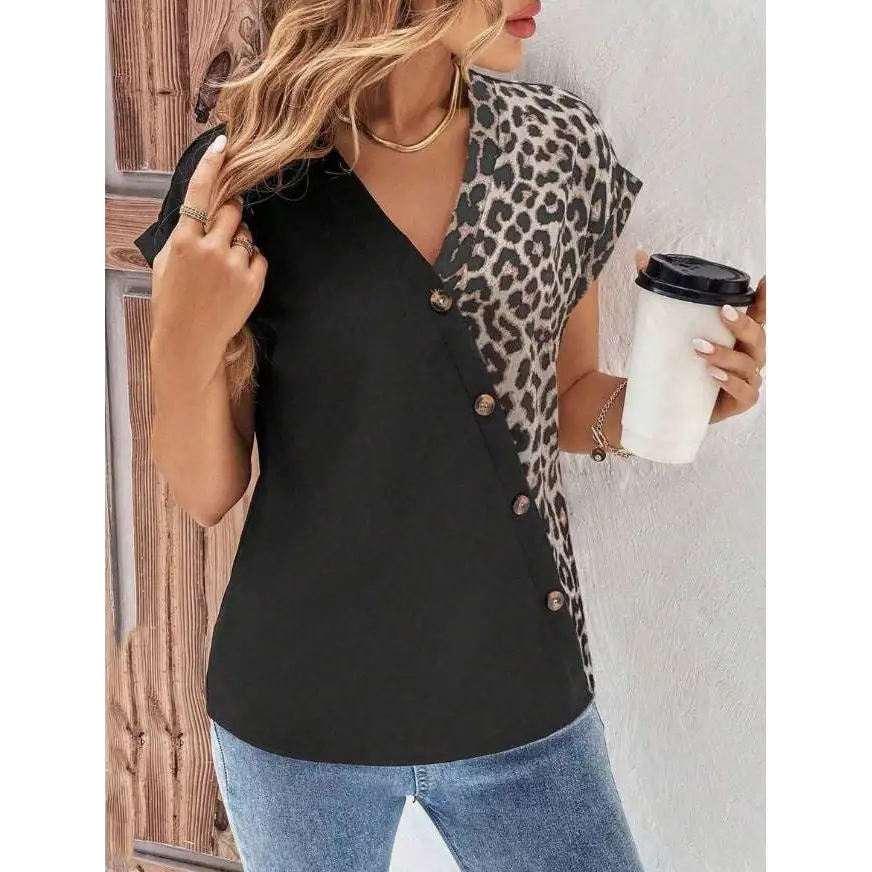 Chemise pour femmes noire et léopard à manches chauve-souris avec v-col et boutons dorés élégants sur le devant