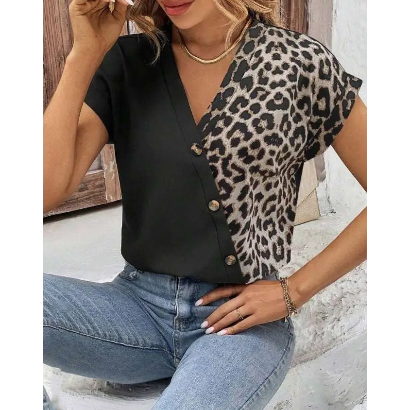 Chemise pour femmes manches chauve-souris en tissu léopard avec boutons dorés et col v boutonné noire et imprimé léopard