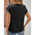 Chemise pour femmes noire à manches chauve-souris avec poignets léopard et boutons dorés élégants