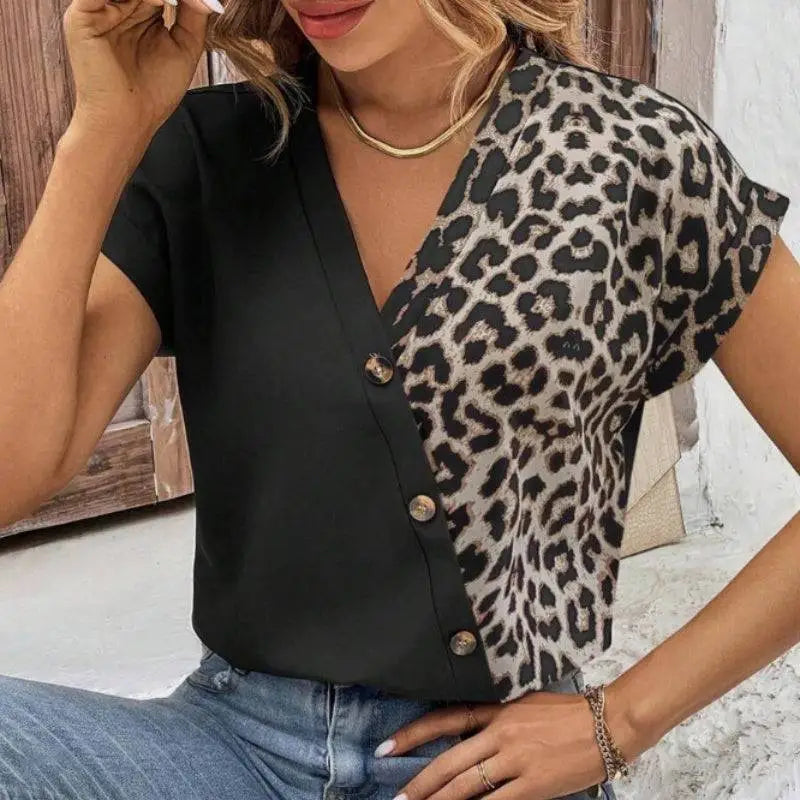 Chemise pour femmes noire et léopard à manches chauve-souris avec v-col et boutons dorés élégants sur le devant