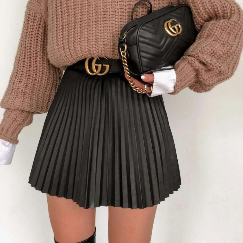 Black quilted leather gucci mini crossbody bag with gold-tone gg hardware and chain strap for draped pleated knitted mini skirts