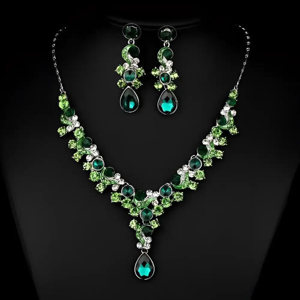 Emerald green wedding bride necklace set with light green crystals and silver-toned metalwork for photography wedding bride