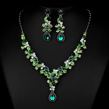Emerald green wedding bride necklace set with light green crystals and silver-toned metalwork for photography wedding bride