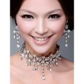 A factory direct bride silver wedding dress diamond choker necklace with intricate crystal settings and teardrop pendants