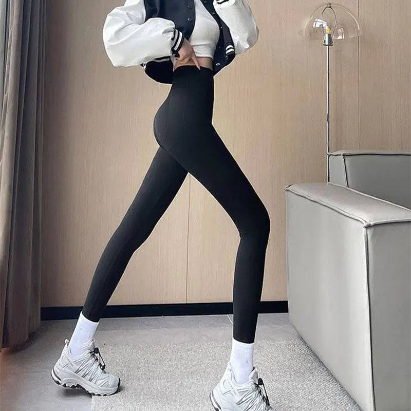 Black high waist leggings made of fleece thickened winter material with smooth fit and subtle side seams winter shark pants