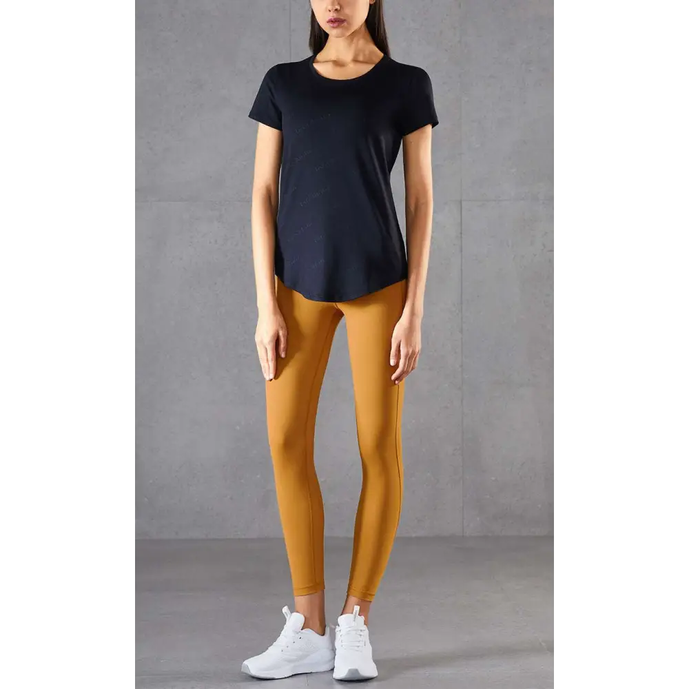 Black short-sleeved t-shirt with rounded neckline and flared hemline paired with golden phoenix hanfu female hairpin with blue teardrop pearls