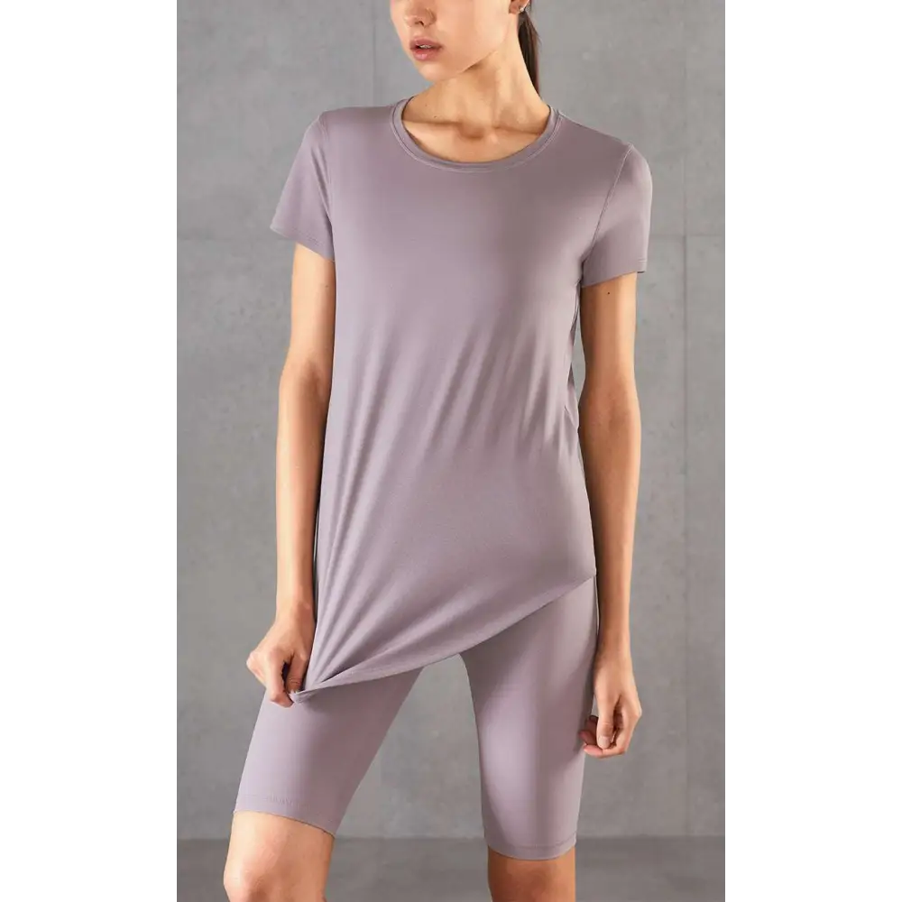 A soft lavender short-sleeved t-shirt with relaxed fit paired with a golden phoenix hanfu female hairpin with pearls