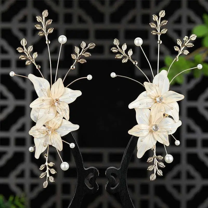 Elegant ivory shell flower bride Chinese luxury hairpins with gold-toned jade leaves and pearl accents for weddings
