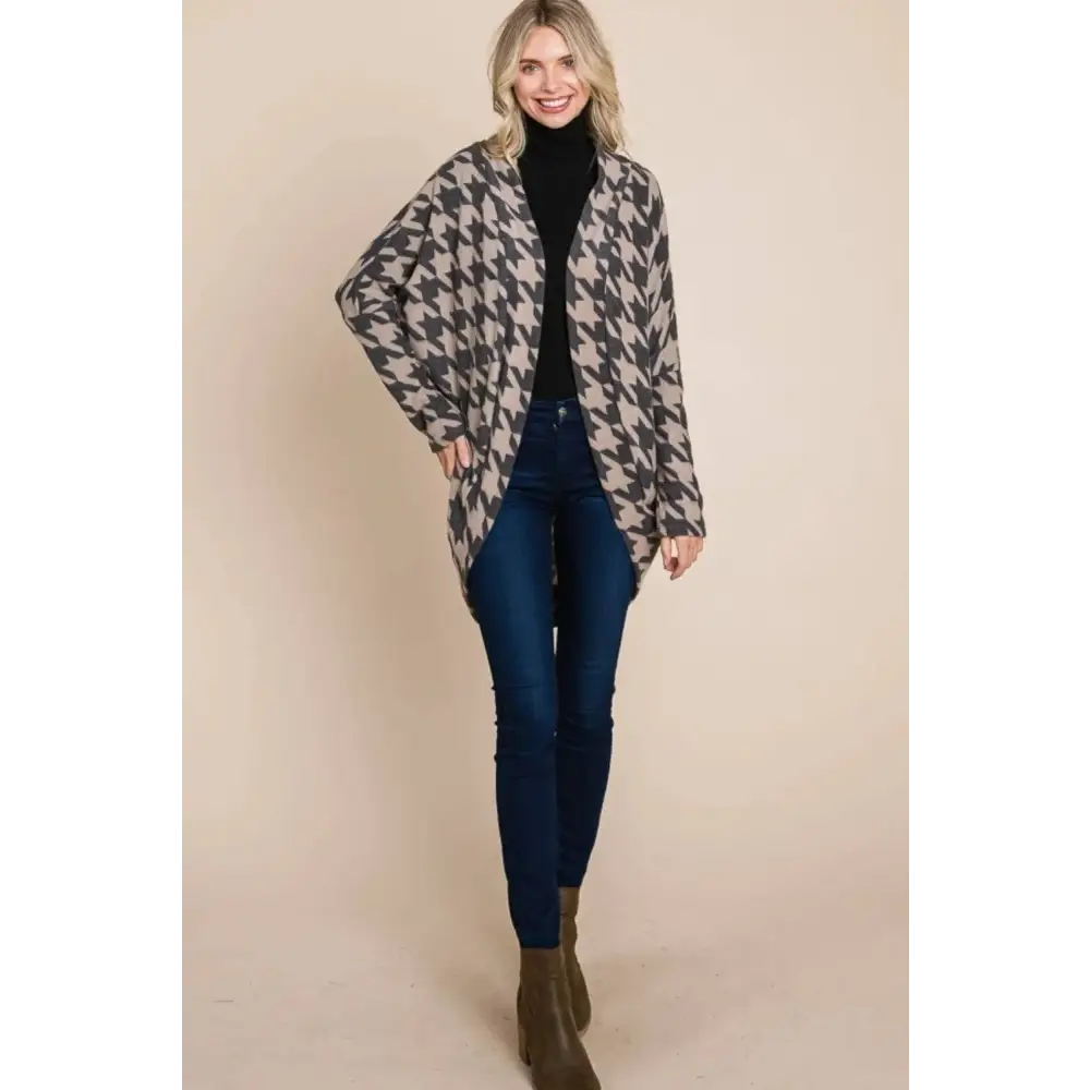A cozy long-sleeved houndstooth open front knit cardigan in beige and black featuring a bombom houndstooth cocoon knit pattern