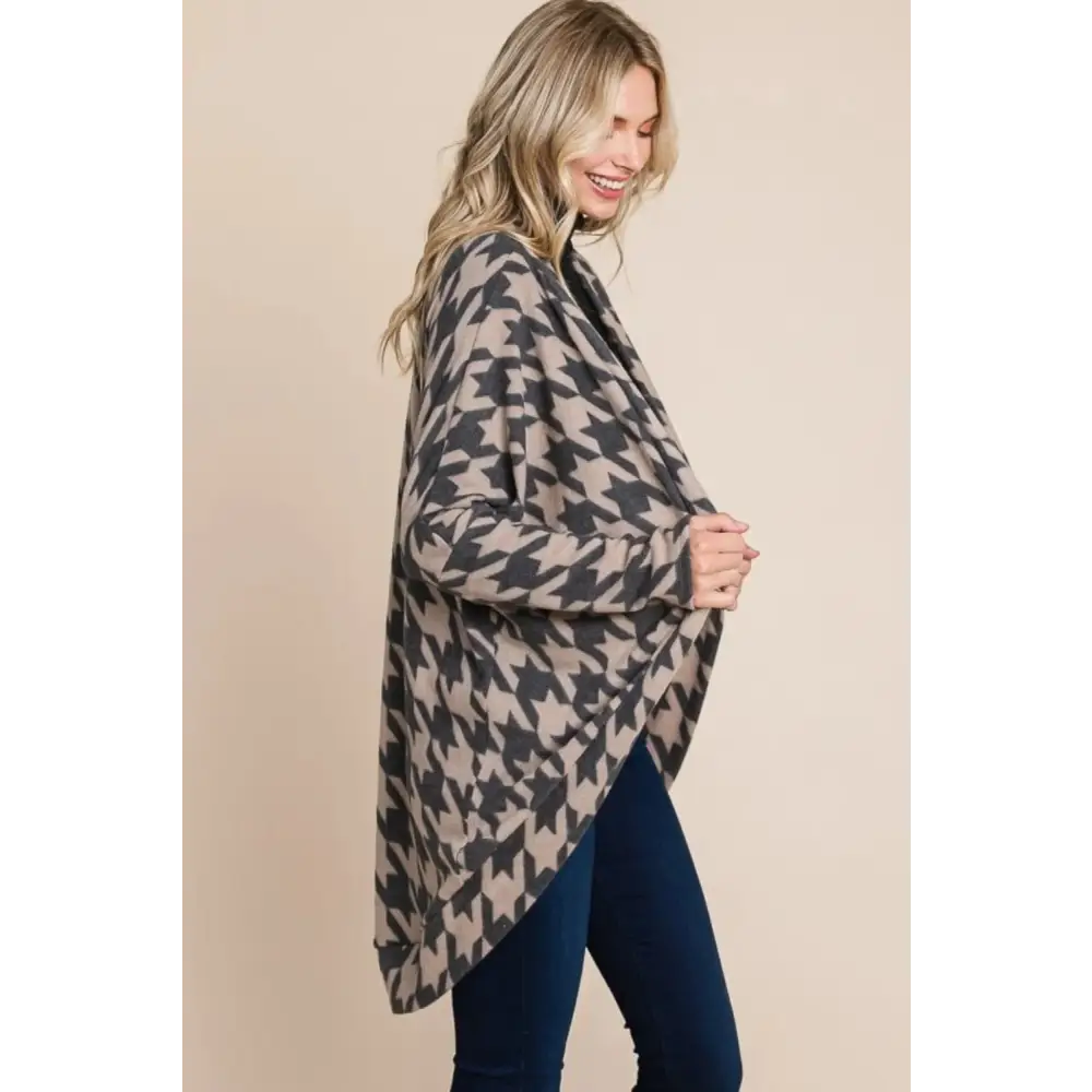 A soft beige houndstooth open front knit cardigan with bombom houndstooth pattern in cocoon knit fabric