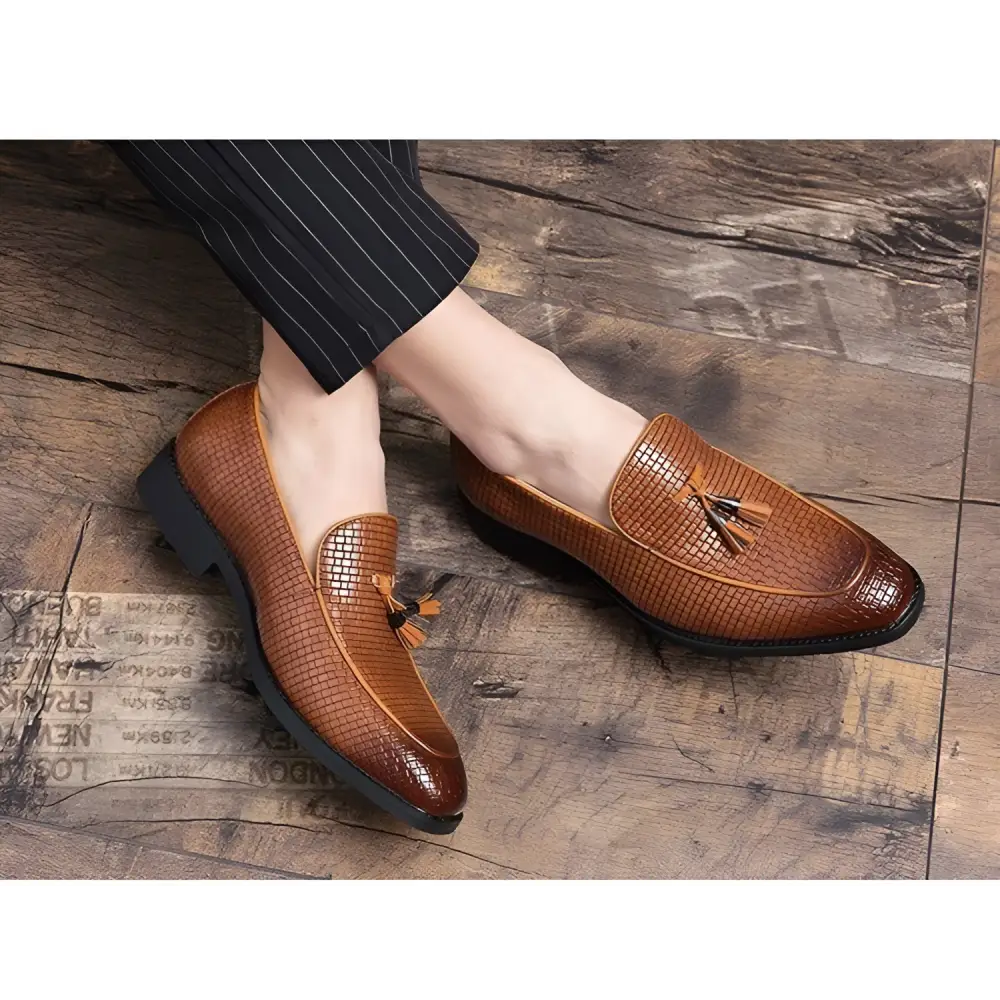 Brown pointed men’s slip woven leather shoes with tassel details and woven leather loafers design