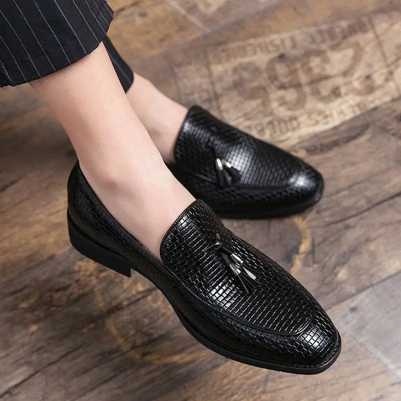 Black pointed men’s slip woven leather shoes with textured woven pattern and decorative tassels slip woven leather loafers