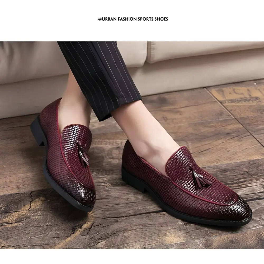 Pointed men’s slip woven leather shoes in burgundy with decorative tassels and black rubber soles