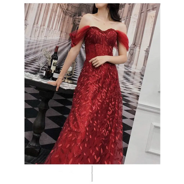 A shimmering red off-the-shoulder lace slim slimming bridal evening dress with delicate leaf patterns and sheer sleeves