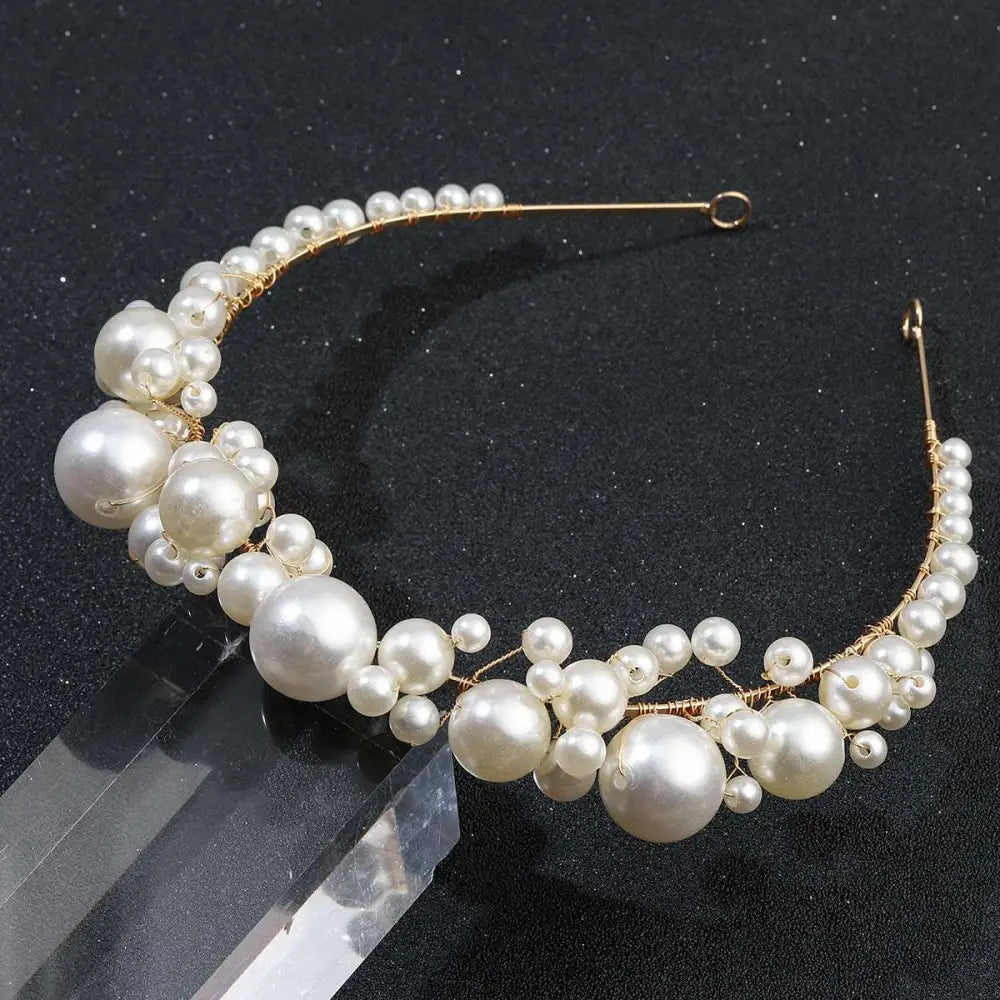 A delicate gold retro bridal headdress featuring a simple pearl headband with lustrous white pearls of varying sizes