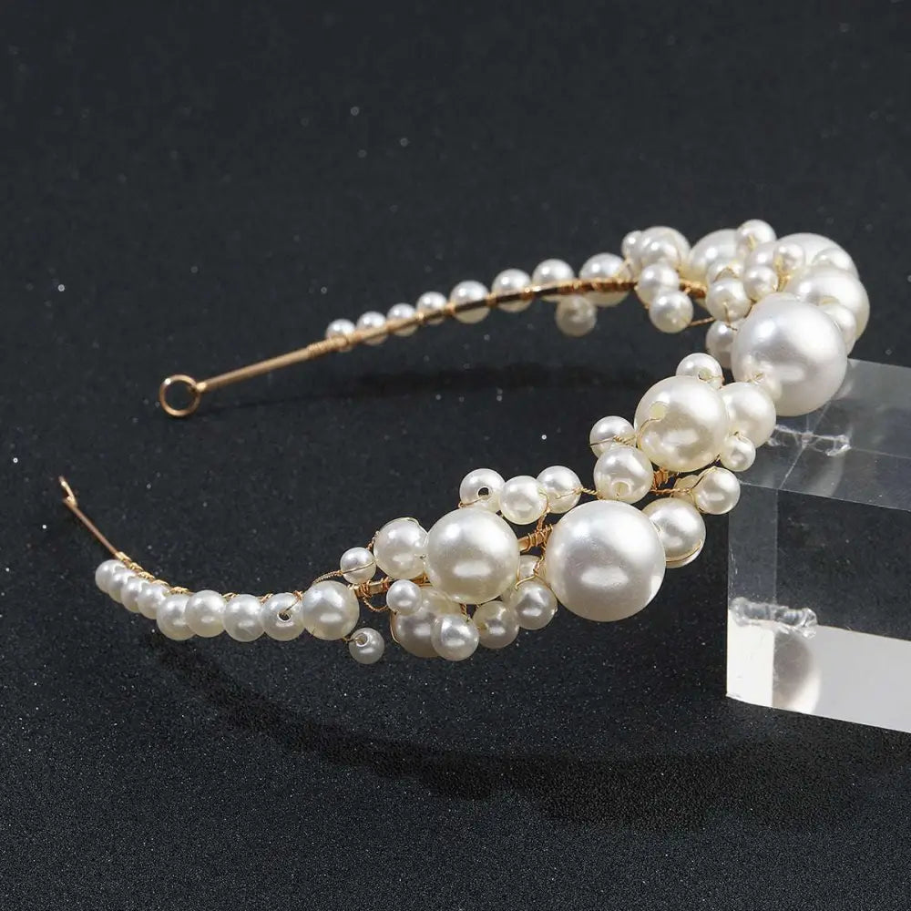 A delicate gold-toned retro bridal headdress featuring a simple pearl headband with cascading white pearls in varying sizes