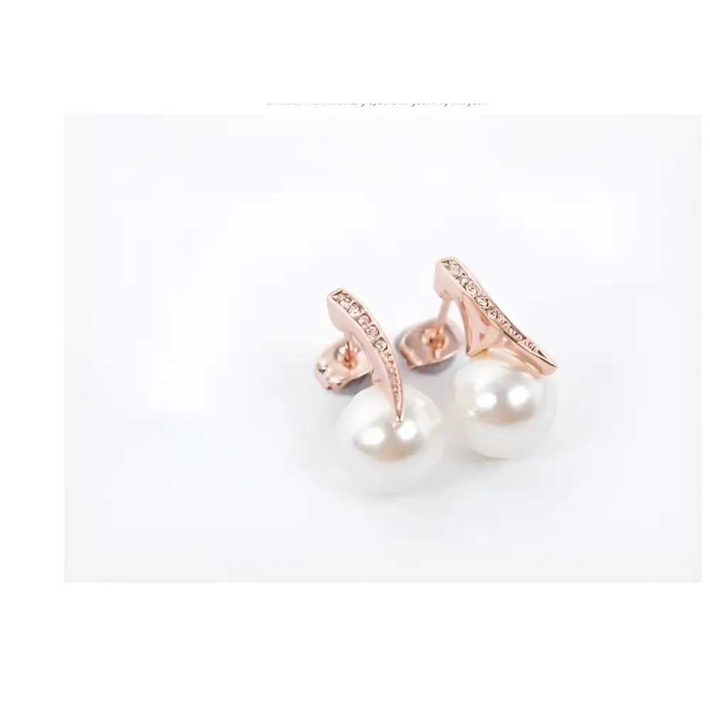 Rose gold bridal pearl necklace with a large white pearl and triangular clear crystal setting for elegant wear