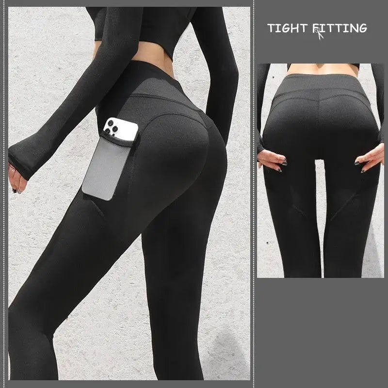 Black sport seamless leggings with built-in side pocket holding smartphone high-waisted gym sport design