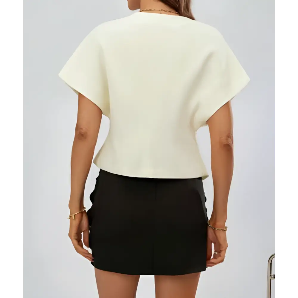 Cream-colored cropped solid color basic shirt with short wide sleeves and relaxed fit for versatile use