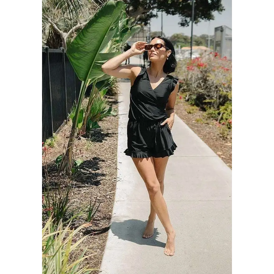 Black sleeveless romper with ruffled neckline and hem made of flowing fabric contrasting teal ruffled deep swimsuit with built-in bra suitable for hot spring boxer use