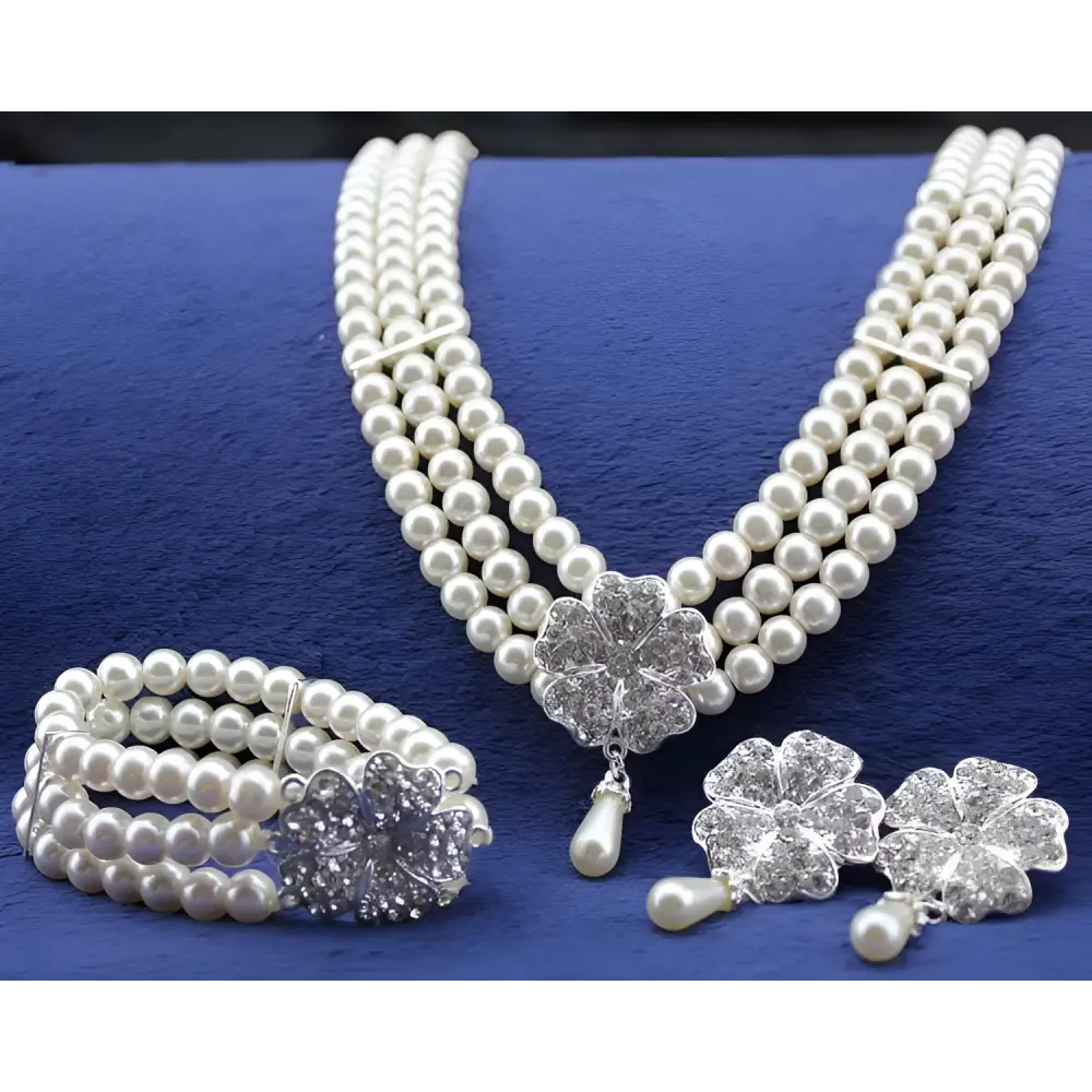 Three-piece four-leaf clover necklace and earrings set with silver four-leaf clover pendant and matching pearl bracelet