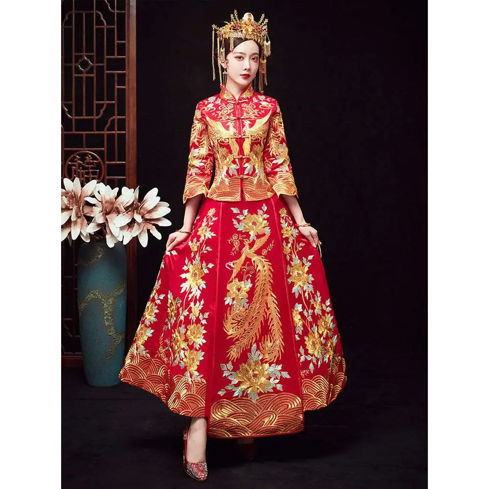 Traditional chinese robes xiuhe vibrant red wedding gown embroidered with gold phoenix motifs for ceremonial use