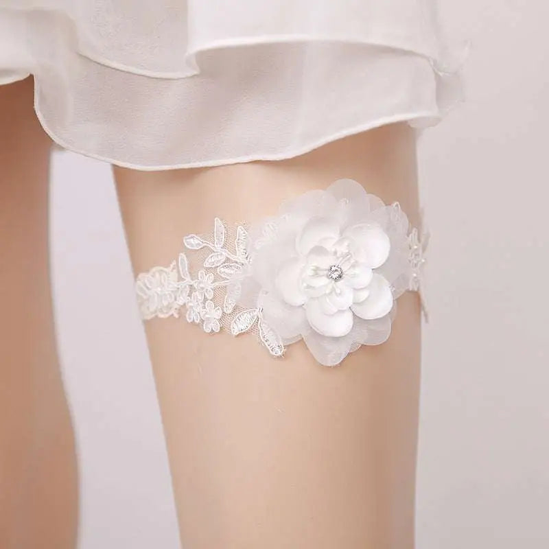 White lace floral wedding supplies elastic leg ring featuring a delicate floral design with a central flower embellishment