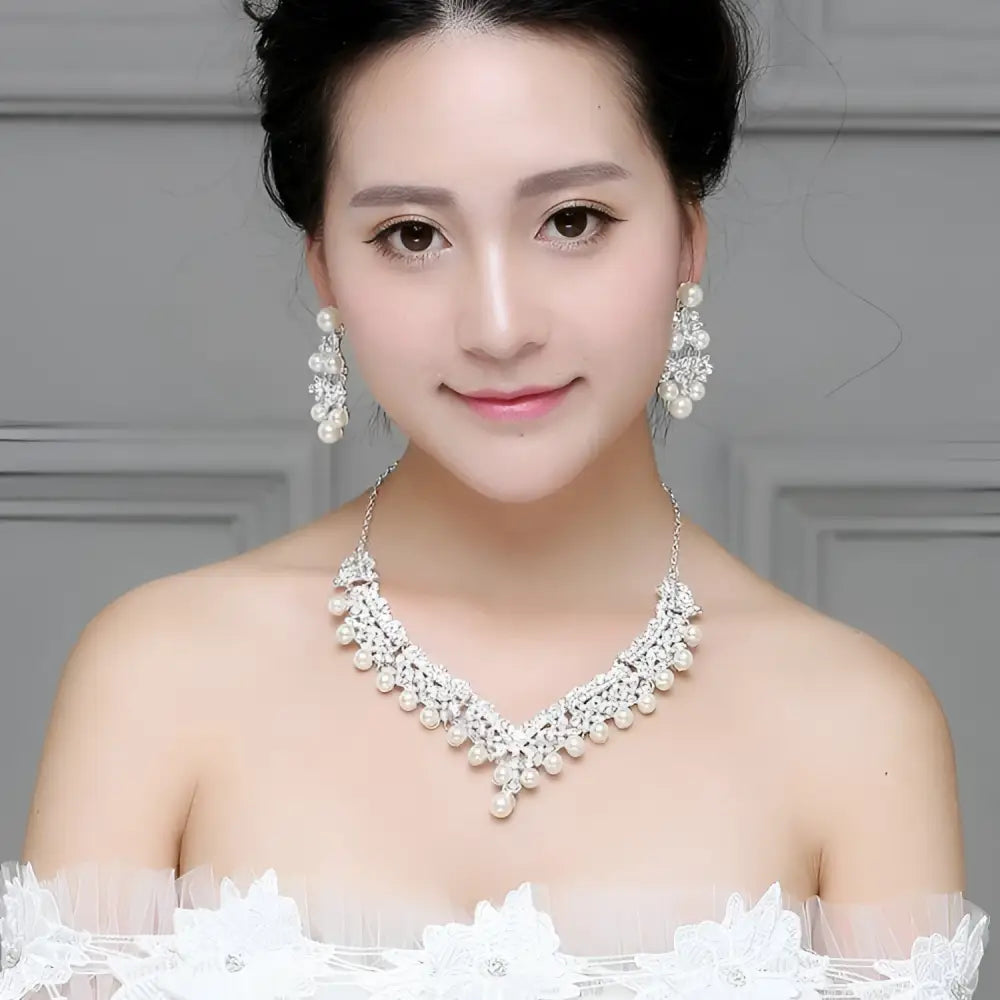 A sparkling silver white pearl necklace diamond with cascading pearls and intricate crystal detailing for suit bridal set